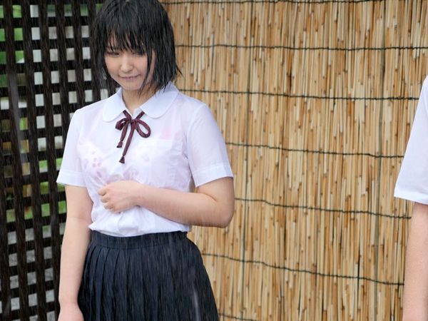 【浅田結梨】JK制服の醍醐味といったら濡れ透けブラジャーライン！コレを見せられたら欲情するしかないよね襲うしかないよね！